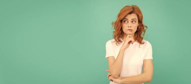 Mavi arka planda kıvırcık saçlı kızıl saçlı bir kadın. İzole edilmiş yüz portresi, kopyalama alanı olan pankart