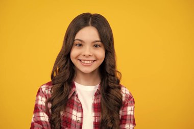 Mutlu ergen, pozitif ve gülümseyen genç kız duyguları. 12, 13, 14 yaşlarında küçük bir kız çocuğu stüdyo fotoğrafı. Çocukluk yaşam tarzı konsepti. Kafkas ergen çocuğun yakın plan portresi.