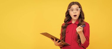 Bu ne sürpriz. Çocuk sarı arka plandaki dosyalara not alıyor. Koruyucu gözlüklü, yatay poster tasarımlı bir çocuk geliştirici. Başlık, kopyalama alanı