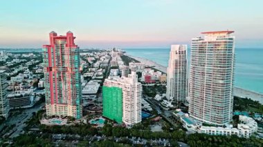 Miami Güney Sahili lüks mimarisi. Havadan gökdelen şehri. Şehir havası silüeti. Miami 'de lüks bir gökdelen. Gökdelenli şehir silueti. Havadan şehir manzarası. Lüks arazi..