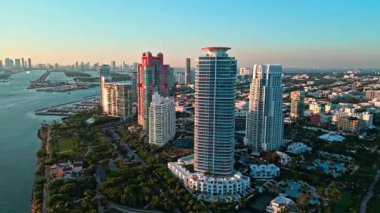 Gün doğumunda gökdelen şehir manzarası. Günbatımı şehir hava manzarası. Miami 'de lüks bir gökdelen. Florida 'da gün doğumu. Gün batımında şehir silüeti. Havadan şehir manzarası. Miami Güney Sahili Gün batımı.