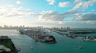 Miami Limanı. Miami seyir anteninden. Lüks silindir yolcu gemisi. Miami limanı hava görüntüleri. Yolcu gemisi gemisi. Hava görüntüleri. Miami limanından ayrılan yolcu gemisi, Fisher Adası. Tur acentası.