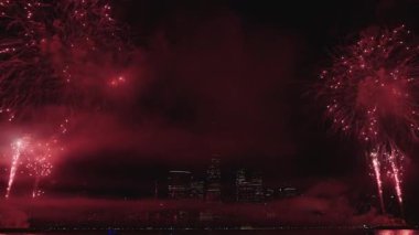Flashing Fireworks ile New York City Skyline Manhattan. New York Manhattan havai fişekleri. New York Havai fişekleri Manhattan üzerinde. 4 Temmuz Havai fişekleri. Bağımsızlık Günü