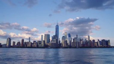 Akşam vakti New York Manhattan 'da. New York 'ta günbatımı Aşağı Manhattan Finans Bölgesi Hudson Nehri zaman dilimi. New York 'tan sevgilerle. Manhattan New York Şehri, New York. Manhattan Manzarası