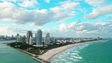 Havadan şehir manzarası. Miami Güney Sahili lüks mimarisi. Gökdelen şehir manzarasında lüks bir manzara. Şehir merkezinin hava manzarası. Miami 'de lüks bir gökdelen. Gökdelenli şehir silueti. Ekonomik lüks.