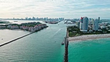 Miami panoramik hava manzarası. Miami marinasında lüks bir gökdelen. Miami güney sahili hava manzaralı. Lüks South Beach 'teki Marina. Şehir merkezinin hava manzarası. Biscayne Körfezi Marinası.