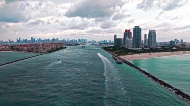 Lüks yolcu gemisi. Miami güney sahili hava manzaralı. Gemi Miami limanından ayrılıyor. Tekne ve gemi deniz kanalında. Deniz kanalı ve Miami limanındaki hava manzarası. Miami Fisher adasının manzara havası.