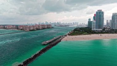 Miami limanına giden deniz kanalının hava görüntüsü. Miami manzaralı, 4K görüntülü. Florida 'da lüks bir gökdelen. Miami güney sahili hava manzaralı. Güney Sahili, ABD 'deki liman manzarası.