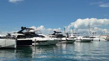 Miami Plajı 'ndaki Marina. Yat teknesi Biscayne Körfezi 'ne yanaştı. Yat teknesi olan Miami Marina şehir merkezinde. Yaz tatili. Lüks yat marinası. Lüks bir tekne. Özel istikamet. Yat bakımı.