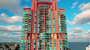 Miami 'nin gökdelen mimarisi. Miami South Beach lüks apartman manzaralı. Miami gökdeleninde hava durumu. Miami, Florida 'da bir apartman. Apartman binası.