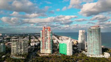 South Pointpark 'taki gökdelen. Lüks otel gökdeleni. Havadan Miami plajı. Lüks hava günbatımı. South Point Parkı. Miami 'nin gökdelen mimarisi. Miami güney sahili hava günbatımı.