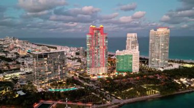 Aydınlanmış Miami 'nin gökdelen mimarisi. Miami güney sahili hava günbatımı. South Pointpark 'taki gökdelen. Lüks otel gökdeleni. Havadan Miami plajı. Lüks hava günbatımı. Güney noktası.