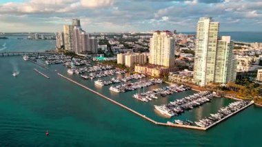 Yazın lüks bir yat gezisi. Miami limanına yanaşmış bir yat. Marina lüks şehir manzarası. Yatı olan liman. Yat marinası. Lüks yat kiralama. Miami limanı marinası.