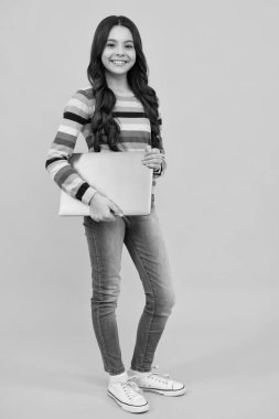 Genç liseli kız, dizüstü bilgisayarla çalışıyor. E-öğrenme konsepti. Mutlu ergen, pozitif ve gülümseyen liseli kız duyguları