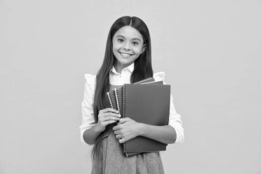 Genç liseli kız kitaplarla ders çalışıyor. Bilgi ve çocukların eğitim kavramını öğrenmek. Mutlu liseli kız yüzü, pozitif ve gülümseyen duygular