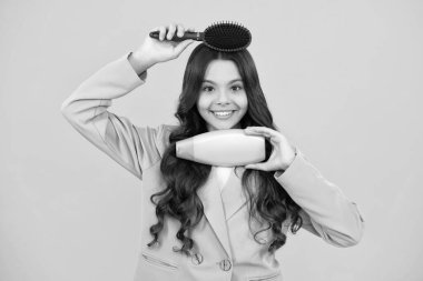 Şampuan kremi kullanan bir çocuk. Günlük kozmetik bakım. Gençlerin elinde saç ve cilt bakımı şişesi var. Güzellik sağlığı ve kozmetik ürünleri. Mutlu yüz, pozitif ve gülümseyen genç kız duyguları