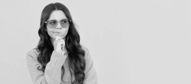 Güneş gözlüklü kıvırcık saçlı düşünceli çocuk. Güzellik ve moda. Kadın manken. Çocuk yüzü, yatay poster, izole edilmiş genç kız portresi, fotokopi alanı olan pankart