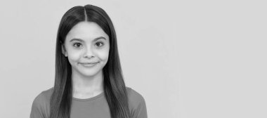 Sarı arka planda uzun saçlı gülümseyen çocuk. Çocuk yüzü, yatay poster, izole edilmiş genç kız portresi, fotokopi alanı olan pankart