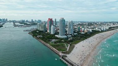 Gökdelen şehir manzarasında lüks bir manzara. Şehir merkezinin hava manzarası. Miami 'de lüks bir gökdelen. Gökdelenli şehir silueti. Havadan şehir manzarası. Miami Güney Sahili lüks mimarisi. Yüksek gökdelenler.