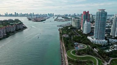 Şehir merkezinin hava manzarası. Biscayne Körfezi marinası. Miami manzaralı hava manzarası. Miami marinasında lüks bir gökdelen. Miami güney sahili hava manzaralı. Lüks Güney Sahilinde Marina.