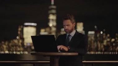Modern ofis. İspanyol işadamı dışarıda. Veri analizi Dijital girişimci e-ticaret girişimi üzerine çalışıyor. Dizüstü bilgisayarlı bir iş adamı. İnternette çalışan bir iş adamı. İş başarısı.