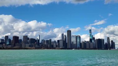 Bulutlu gökyüzü olan Chicago şehri. Şehir merkezindeki Chicago şehrinin silüeti. Gökdelen mimarisi. Chicago şehir manzarası. Gökdelen binalı bir şehir manzarası. Skyline mimarisi.
