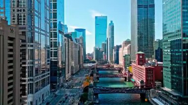 Chicago, ABD - 21 Ekim 2024: Chicago panoramik silueti. Chicago şehir merkezi. Gökdelen mimarisi. Chicago şehir manzarası. Gökdelen binalı şehir manzarası. Şehir merkezi mimarisi ve nehri.