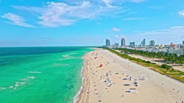 Seyahat güzergahı. Miami 'nin güney sahilinin deniz manzarası. Miami 'de modern binaları olan Florida. Hava görüntüsü. Miami, Florida 'daki deniz manzarası. Yaz mevsimi deniz kenarı. Yaz tatili..