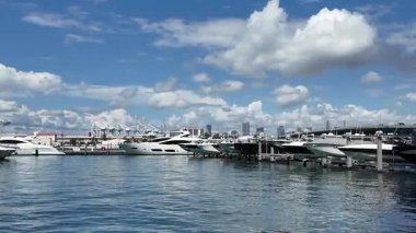 Lüks bir yaşam tarzı. Yaz tatilleri. Deniz limanında yat. Biscayne Körfezi 'ndeki yat marinasında lüks bir tekne. Yelkenli yat limanına demirlemiş. Yelkencilik ve yat turizmi. Tekne gezisi.