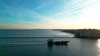 Editör teknesi Miami Limanı 'na gidiyor. Şehir merkezi hava manzaralı. Biscayne Körfezi marinası. Miami manzaralı hava manzarası. Miami marinasında lüks bir gökdelen. Miami güney sahili hava manzaralı. Marina lüks içinde.