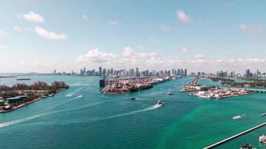 Miami Limanı. Miami hava manzaralı. Florida 'daki Miami limanının havadan görüntüsü. Miami hava manzaralı. Şehir manzaralı bir kargo konteynırı. Konteynırlı kargo iskelesi. Hava manzarası.