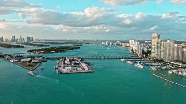 ABD Sahil Güvenlik Miami Plajı. Biscayne Körfezi. Miami, Florida, ABD limanı. Miami plajının havadan görüntüsü. Bulutlu havada Miami plajı. Güney sahili marinası. İHA 'dan deniz marinasına.