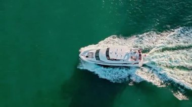 Denizde lüks tekne motorlu yatı. Tekne turizmi. Lüks bir yaşam tarzı. Yaz tatili. Denizde yat. Sefer teknesi denizde yüzüyor. Motorlu teknenin üst görüntüsü. Sakin sularda motorlu tekne.