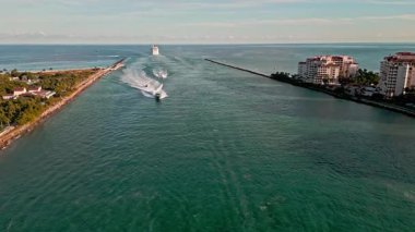 Lüks deniz ufku ve marina. Miami marinası hava görüntüleri. Denizdeki sürat teknesi. Yaz tatilinde deniz tatili. Lüks bir yat. Tekne Miami limanına giriyor. Miami hava görüntüsü.