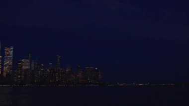 Akşam New York Manhattan 'da. New York 'ta günbatımı Aşağı Manhattan Finans Bölgesi Hudson Nehri' nde. New York 'tan sevgilerle. Manhattan New York Şehri, New York. Manhattan ufuk çizgisi günbatımı manzarası