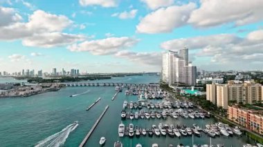 Lüks Güney Sahili marinası. Lüks bir yat. Miami güney sahili manzaralı. Gün batımı manzarası. Yat kulübü. Marina Miami, Florida 'da. Özel rıhtım. Lüks yatı olan Güney Point Miami marinası. Yaz tatili.
