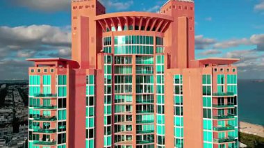 Miami gökdeleninde hava durumu. Miami, Florida 'da bir apartman. Apartman dairesi. Miami 'nin gökdelen mimarisi. Miami South Beach lüks apartman manzaralı. Lüks daire..
