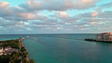Yat teknesi Fisher Adası 'nı geçiyor. Deniz kanallı, havadan lüks bir manzara. Tekne Miami limanına giriyor. Miami Denizi 'nden Horizon Manzarası. Miami 'de deniz yatı. Miami Kanalı hava görüntüleri. Lüks bir tatil..