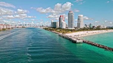 South Beach 'teki şehir manzarası. Skyline panorama. Miami 'nin gökdelen mimarisi. Miami Güney Sahili hava manzarası. Miami 'deki gökdelen havalimanı. Miami 'nin güney sahili. Okyanus manzarası.