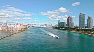 Miami 'de panoramik hava aracı görüntüsü. Miami plajı hava manzarası. Lüks marina. Miami Beach, Florida ABD 'deki Marina City manzarası. Skyline panorama. Yat limanında lüks bir yat. Miami hava manzaralı. Süper yat..