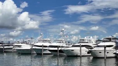 Yaz tekne tatili. Bir yatı yanaştırmak. Yazın yat tatili. Marina körfezi. Deniz marinasında lüks bir karavan yatı. Navigasyon yatı. Lüks bir kulübe. Özel lüks tekne Miami sahiline demir attı..