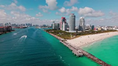 Miami 'nin güney sahili. Panoramik manzara. Lüks ufuk çizgisi. Güney noktası. Miami 'nin gökdelen mimarisi. Miami güney sahili hava manzaralı. South Pointpark 'taki gökdelen. Lüks otel gökdeleni.