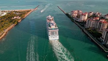 13 Aralık 2024 - Miami Beach, Florida: Miami Güney Sahili 'nin yanında seyir gemisi Oceania Vista. Miami limanından gelen lüks yolcu gemisi Oceania Vista. Okyanusya Yolcu Gemisi