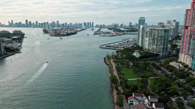 Biscayne Körfezi marinası. Miami manzaralı hava manzarası. Miami marinasında lüks bir gökdelen. Miami güney sahili hava manzaralı. Lüks South Beach 'teki Marina. Yakınlaştır. Şehir merkezinin hava manzarası.