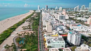 Miami sahil seyahati. Ocean Drive, Güney Sahili, Miami. Miami 'de hava manzarası. Şehrin havadan manzarası. Florida 'ya git. Ocean Drive tarihi bölge, 4K.