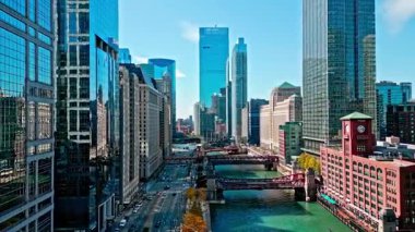 Chicago, ABD - 21 Ekim 2024: Gökdelen binalı şehir manzarası. Şehir merkezi mimarisi ve nehri. Chicago muhteşem mil. Chicago şehir merkezi. Gökdelen mimarisi. Chicago şehir manzarası.