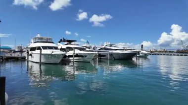 Lauderdale Kanalı 'na demirlemiş lüks bir yat. Miami sahilinde lüks bir yat. Miami Beach, Florida 'daki Marina' da. Lüks Güney Sahili marinası. Etkileyici yatı ve teknesi olan Miami marinası. Lüks geri çekilme.