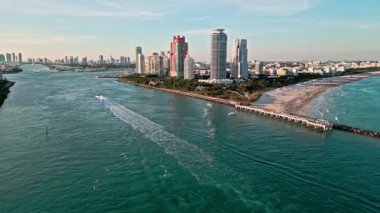 Sahilde deniz tatili. Havadan marina manzaralı, 4K görüntülü. Miami kıyı şeridi. Miami güney sahili hava manzaralı. Deniz sahili kıyısı ve kıyı şeridi. Miami 'de yaz tatili, marina. Biscayne Körfezi.