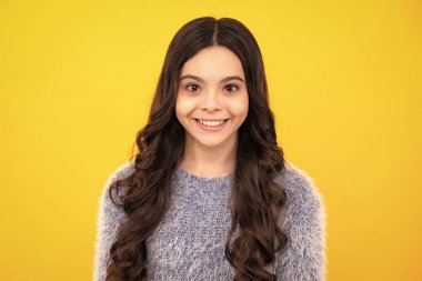 Mutlu ergen, pozitif ve gülümseyen genç kız duyguları. 12, 13, 14 yaşlarında küçük bir kız çocuğu stüdyo fotoğrafı. Kafkas ergen çocuğun yakın plan portresi.