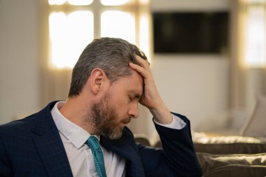 Baş ağrısı konsepti. Cephalalji ve migren. Sinüs ağrısı, gerilim ya da küme baş ağrısı olan bir adam. Baş ağrısı, migren belirtileri. Kronik baş ağrıları. Baş ağrısı tetikleyiciler